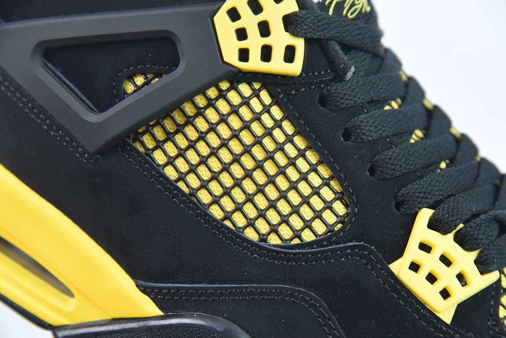Jordan 4 Retro Thunder